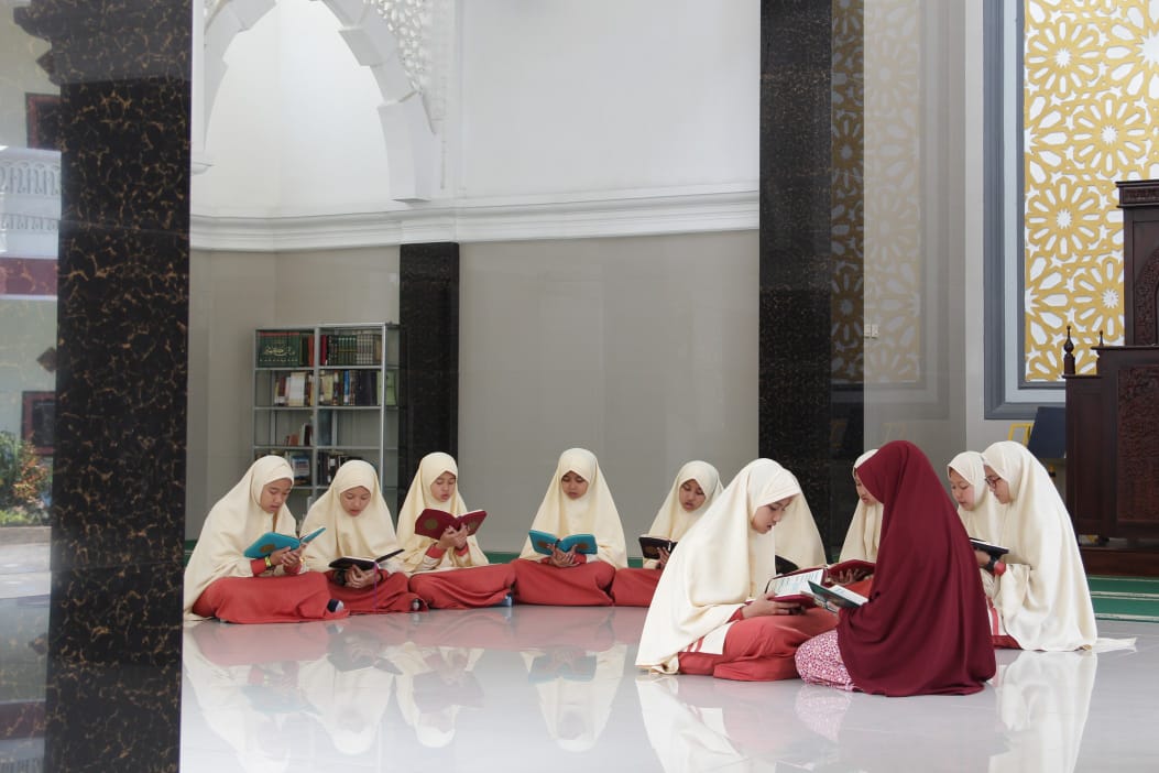 Masyaallah, Santri SMA Ar-Rohmah Putri Hafal 30 Juz Al-Qur'an dalam 4,5 Bulan